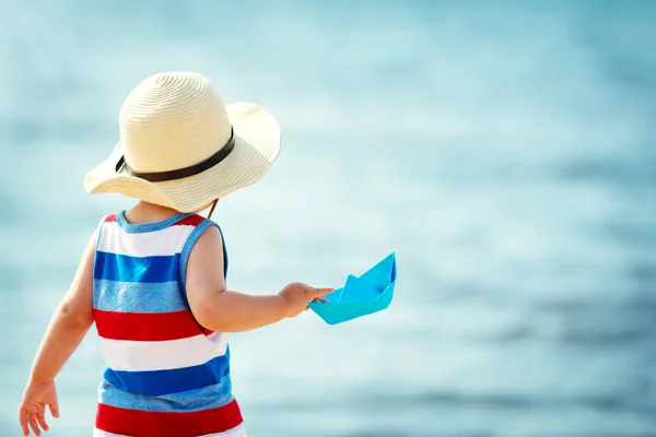 Pojke Som Leker Stranden Halmhatt Barn Med Ett Pappersfartyg Till — Stockfoto