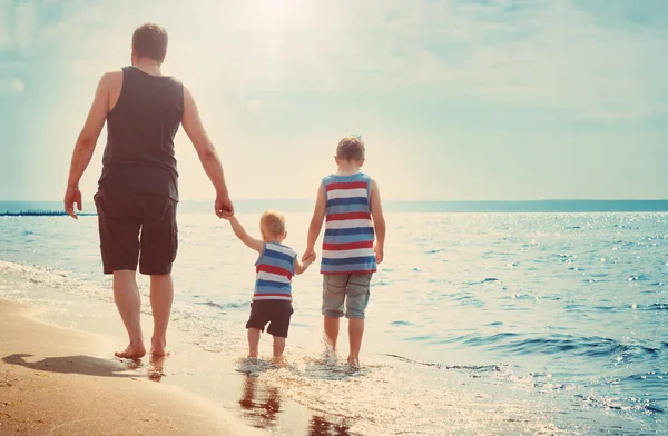 Πατέρας Και Γιοι Περπατούν Στην Παραλία Στη Θάλασσα Ένας Άντρας — Φωτογραφία Αρχείου