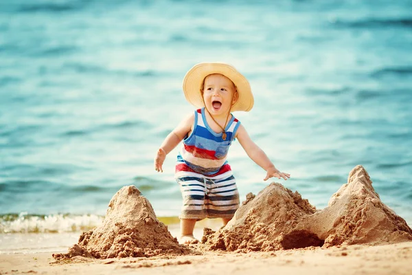 Ett Gammal Pojke Promenader Stranden Stråhatt Barn Familjesemestrar Till Sjöss — Stockfoto