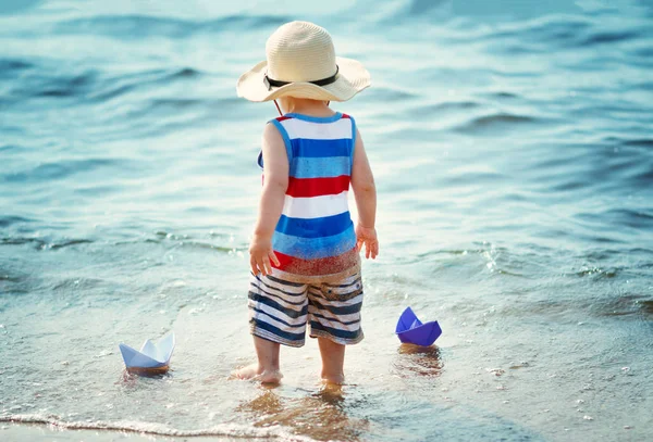 Een Jongen Van Een Jaar Die Het Strand Speelt Met — Stockfoto