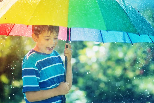 Niño Con Tiempo Lluvioso Niño Sosteniendo Paraguas Colorido Bajo Lluvia — Foto de Stock