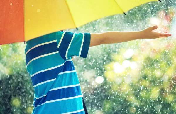 Kind Bei Regnerischem Wetter Junge Mit Buntem Regenschirm Sommer Regen — Stockfoto
