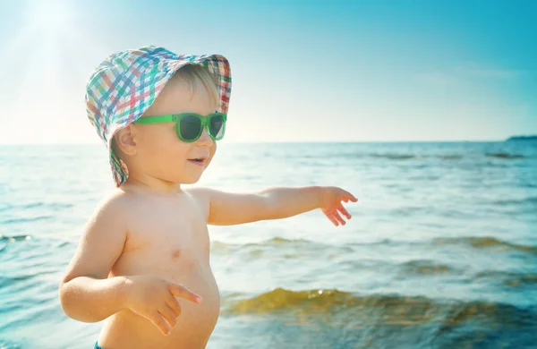Ett Gammal Pojke Ler Mot Stranden Hatt Med Solglasögon Barn — Stockfoto
