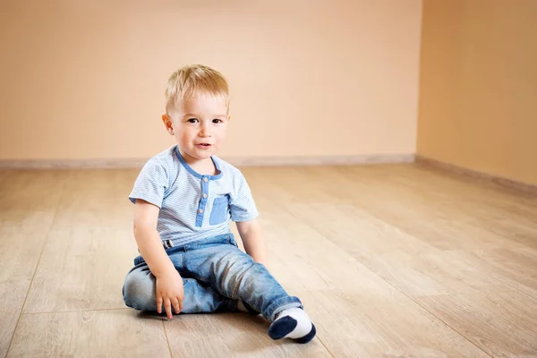 一个两岁的孩子坐在地板上的肖像 漂亮的小男孩在家里 — 图库照片