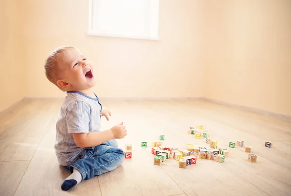 Zweijähriges Kind Auf Dem Boden Sitzend Hübscher Kleiner Junge Jammert — Stockfoto
