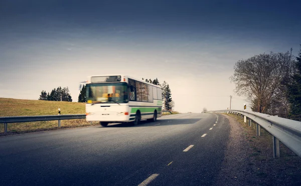 Ônibus Estrada Asfalto Belo Dia Primavera Campo — Fotografia de Stock