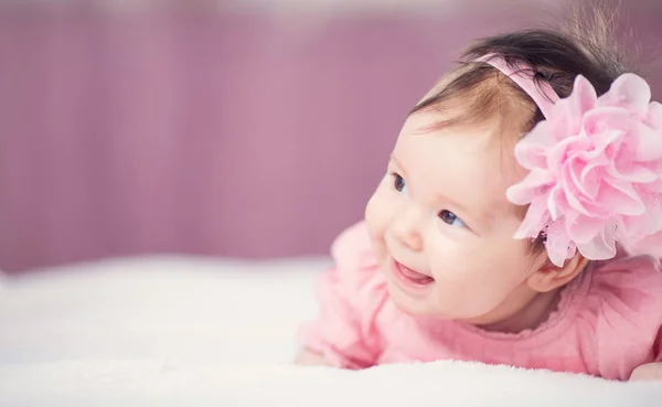 Yatakta Pembe Elbiseli Tatlı Küçük Bir Kız Çocuğu Yatıyor Beyaz — Stok fotoğraf