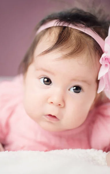 Милая Маленькая Девочка Лежит Постели Розовом Платье Трехмесячный Младенец Белом — стоковое фото