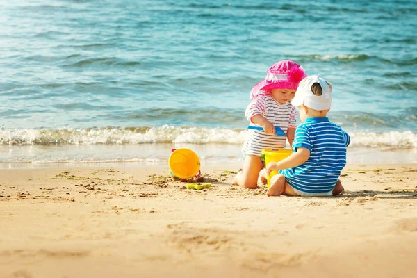 Babygirl Babyboy Siedząc Plaży Słomkowe Kapelusze — Zdjęcie stockowe