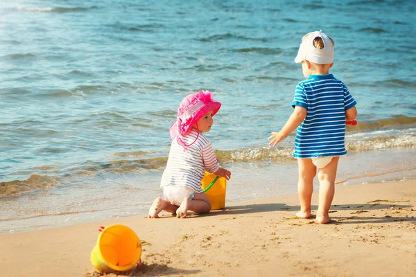 Babygirl Babyboy Hraje Pláži Létě — Stock fotografie
