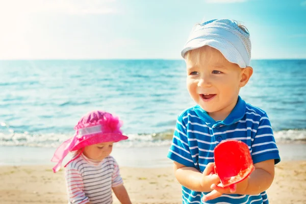 Девочка Мальчик Играют Пляже Летом — стоковое фото