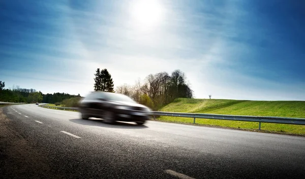 Auto Asfaltweg Mooie Lentedag Platteland Stockfoto