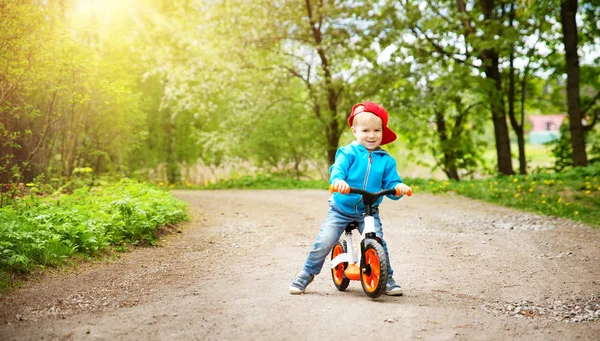 Kind Rijden Een Fiets Onverharde Weg Het Park Zomer — Stockfoto