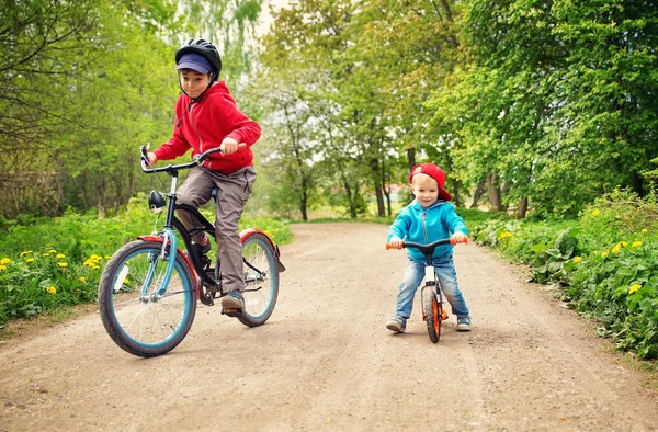 Kinderen Rijden Een Fiets Onverharde Weg Het Park Zomer — Stockfoto