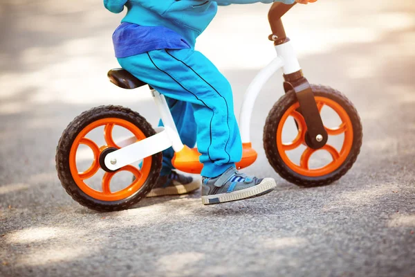 Bambini Cavallo Una Bicicletta Sulla Strada Sterrata Nel Parco Estate — Foto Stock