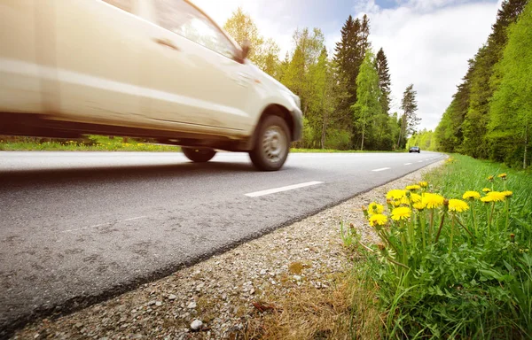 Carro Estrada Asfalto Belo Dia Primavera Campo — Fotografia de Stock