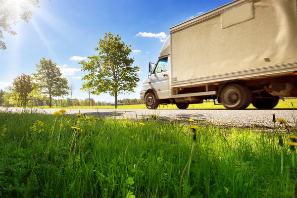 Asfaltweg Paardebloem Veld Met Een Kleine Vrachtwagen Van Bewegen Zonnige — Stockfoto