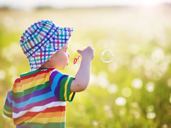 Счастливый Мальчик Стоящий Траве Поле Одуванчиками Солнечный Летний Вечер Ребенок — стоковое фото