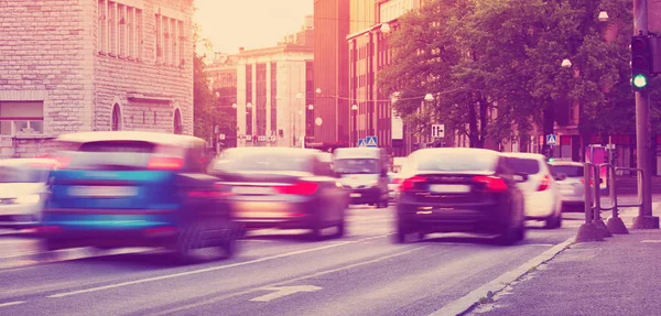 Автомобілі Рухаються Міській Дорозі Сутінках Влітку Транспорт Місті — стокове фото