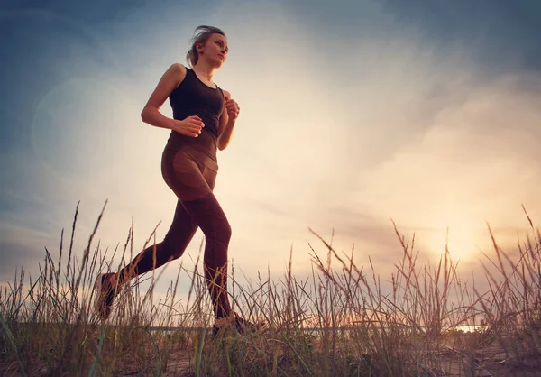 Giovane Donna Che Corre Sul Campo Vicino Mare Tramonto Persona — Foto Stock