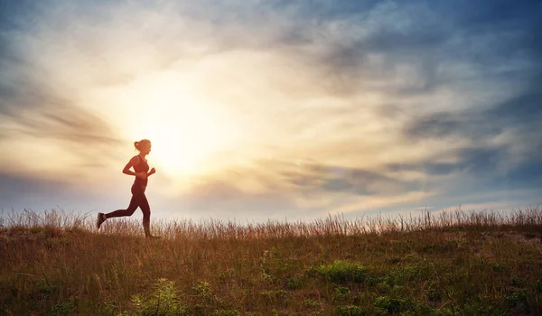 Giovane Donna Che Corre Sul Campo Vicino Mare Tramonto Persona — Foto Stock