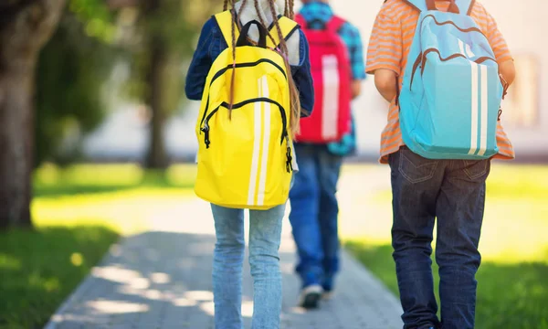 Barn Med Ryggsäckar Står Parken Nära Skolan Elever Med Böcker — Stockfoto