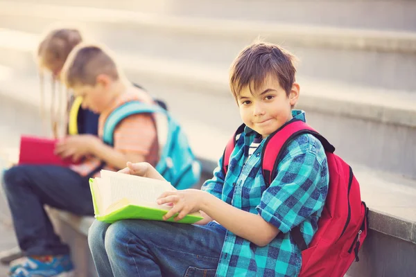 Niños Con Mochilas Sentados Las Escaleras Cerca Escuela Alumnos Con — Foto de Stock