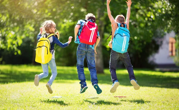 Niños Con Mochilas Pie Parque Cerca Escuela Alumnos Con Libros —  Fotos de Stock