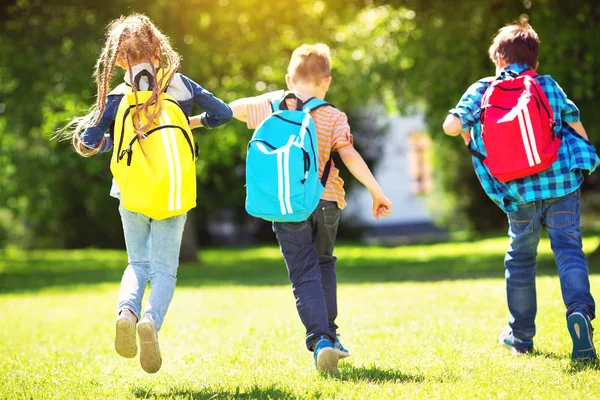 Barn Med Ryggsäckar Står Parken Nära Skolan Elever Med Böcker — Stockfoto