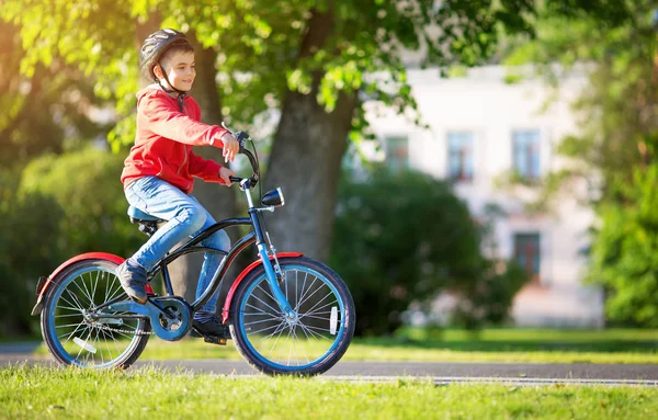 Niño Una Bicicleta Carretera Asfalto Verano Bici Parque —  Fotos de Stock