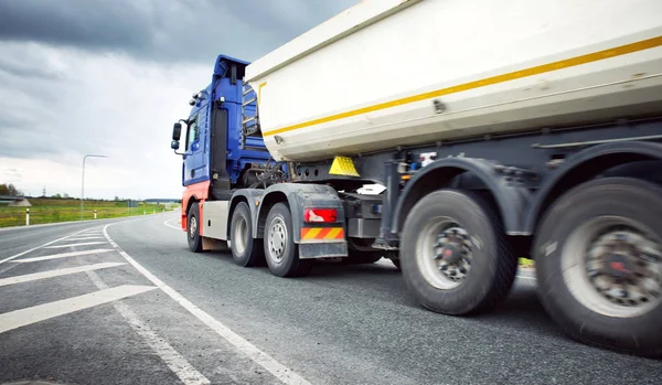 Vrachtwagen Asfaltweg Vrachtwagen Lading Leveren — Stockfoto