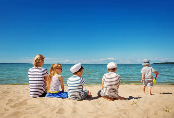 Grupa Ludzi Siedzących Plaży Letnie Kapelusze Młoda Kobieta Dziećmi Nad — Zdjęcie stockowe