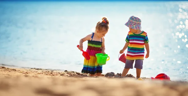 Pojke Och Flicka Leker Stranden Sommarlov — Stockfoto