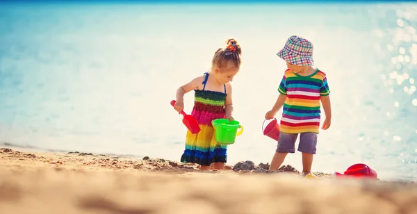 Pojke Och Flicka Leker Stranden Sommarlov — Stockfoto