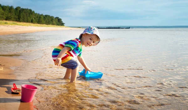 Хлопчик Грає Корабельною Іграшкою Морі Дитячі Відпустці Влітку Пляжі Відпустці — стокове фото