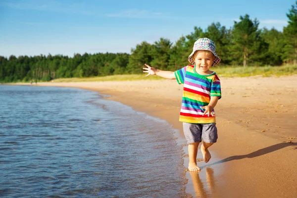 Chłopiec Dziecko Gra Zabawkami Statku Morzu Dziecko Wakacje Lato Plaży — Zdjęcie stockowe
