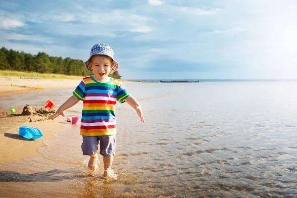 Хлопчик Грає Корабельною Іграшкою Морі Дитячі Відпустці Влітку Пляжі Відпустці — стокове фото