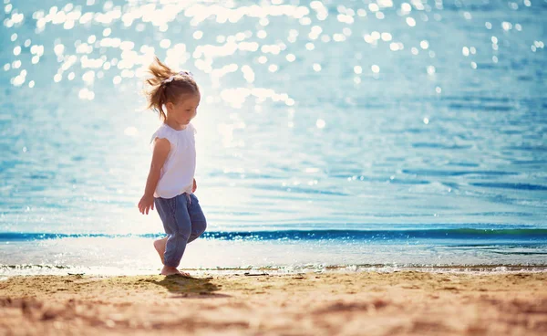 Twee Jaar Oud Meisje Lopen Bij Zee — Stockfoto