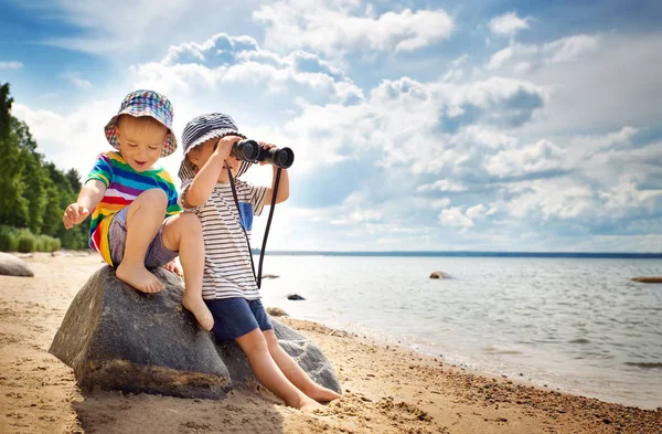 Babygirl Und Babyboy Sitzen Mit Sommermützen Strand — Stockfoto
