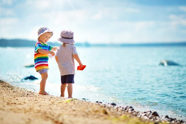 Babygirl Babyboy Stojąc Plaży Letnie Kapelusze Trzymając Papier Statków — Zdjęcie stockowe