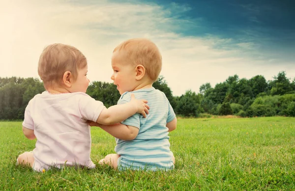 Babygirl Och Babyboy Sitter Gräset Solig Dag — Stockfoto