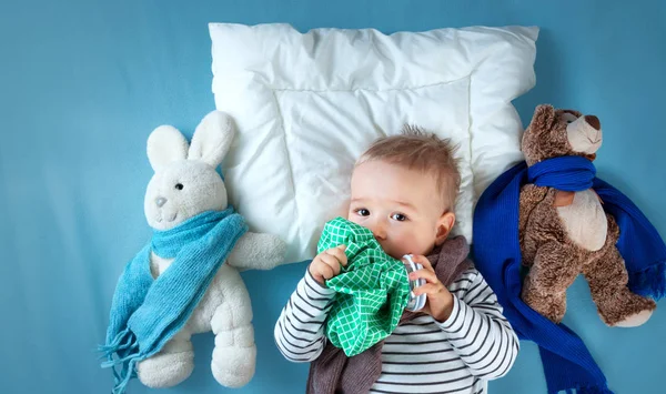Sjuk Pojke Sängen Ledsna Barn Med Feber Och Påse Huvudet — Stockfoto