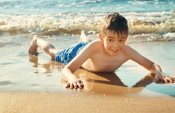 マスクと足ひれを泳ぐ ビーチに横たわっている子 海でバカンス少年 — ストック写真