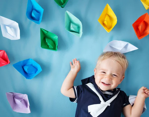 Zwei Jahre Alter Junge Spielt Mit Matrosenhut Kind Mit Papierschiffen — Stockfoto