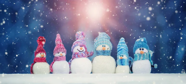 Kis snowmans a puha hó a kék háttér — Stock Fotó