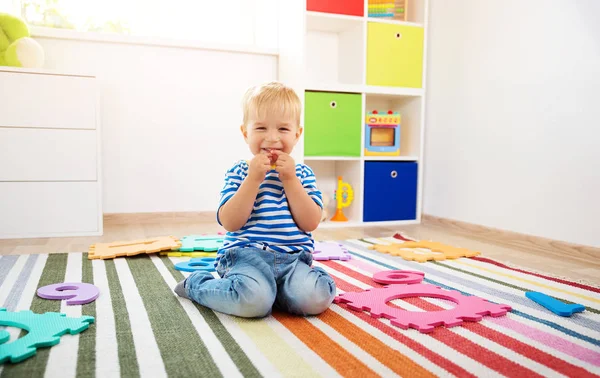 Kis Gyerek Számot Játszik Fiú Földön Otthon — Stock Fotó