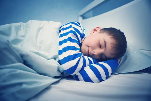 Niño Durmiendo Cama Pijama Niño Acostado Cama Almohada Por Noche —  Fotos de Stock