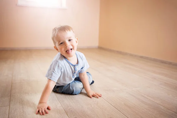 Retrato Niño Dos Años Sentado Suelo Niño Bonito Casa — Foto de Stock