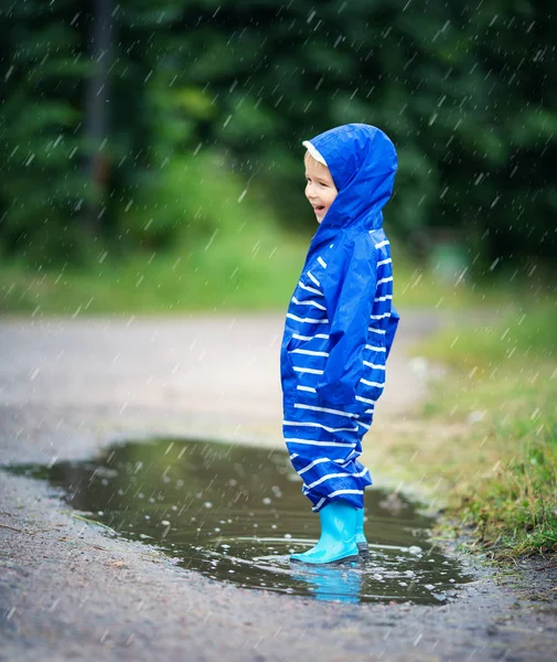 Kind Lopen Kaplaarzen Plas Regenachtig Weer Gelukkige Jongen Regenjas — Stockfoto