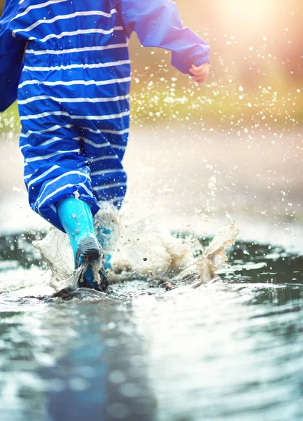 Barn Går Brunnar Pöl Regnigt Väder Pojke Regn Sommaren — Stockfoto